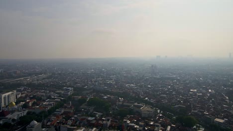 Surabayas-Geschäftiges-Stadtbild-Von-Oben-In-Dieser-Drohnenaufnahme,-Die-Die-Dichte-Bevölkerung-Und-Das-Besorgniserregende-Problem-Der-Starken-Luftverschmutzung-Offenbart