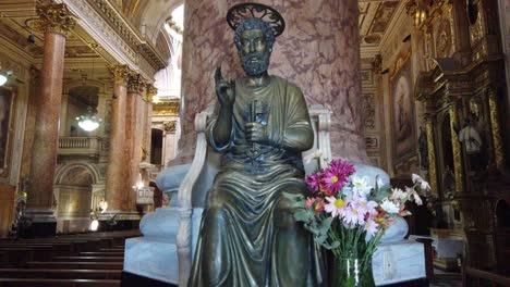 Primer-Plano-Estatua-De-Bronce-Con-Flores-Dentro-De-La-Iglesia-Cristiana-Hito-Sala-Vacía-Adoración-En-Buenos-Aires-Argentina-Basílica-San-José-De-Flores