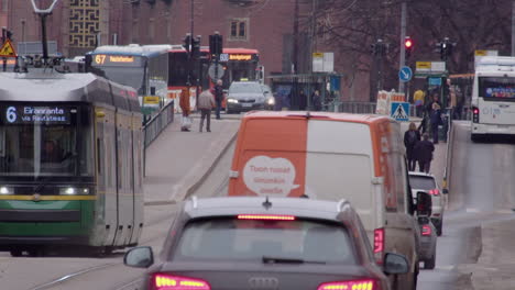 Stadtverkehr:-Öffentliche-Verkehrsmittel-Und-Fahrzeuge-Fahren-Auf-Den-Straßen-Der-Stadt