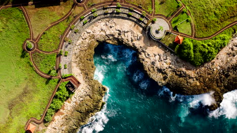 Draufsicht-Auf-Teufelstränen-Mit-Brechenden-Wellen-Im-Sommer-In-Nusa-Lembongan,-Bali,-Indonesien