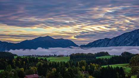 Nebel-Und-Launische-Wolken-Ziehen-Im-Zeitraffer-Des-Sonnenaufgangs-über-Die-Alpen-In-Österreich