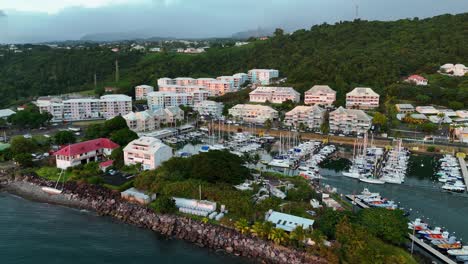 Guadeloupe-Erkunden:-Luftaufnahmen-Atemberaubender-Jachthäfen-In-60 fps