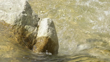 Kristallklares-Trinkwasser-Fließt-Zwischen-Einem-Großen-Stein-In-Einem-Fluss