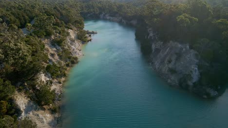 Vista-De-Perfil-De-Un-Pequeño-Lago-Azul-En-Tasmania-Con-Agua-Turquesa-En-Australia