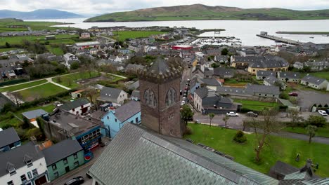 Dingle-Irland-Kirchturm-Drohnenaufnahme-Mit-Kirchturm-Im-Vordergrund-Und-Hafen-Dahinter