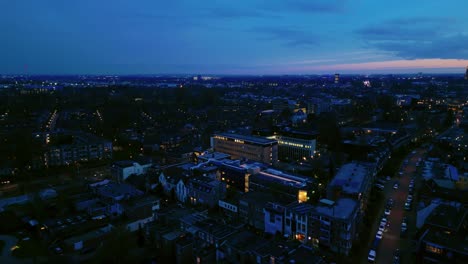 Drone-Del-Distrito-Residencial-De-Arnhem-Klarendal-En-El-Crepúsculo-Con-Casas-Y-Oficinas-En-El-Paisaje-Urbano