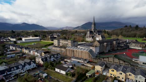 Aufsteigende-Filmische-Drohnenaufnahme-Der-St.-Mary&#39;s-Cathedral-In-Killarney,-Irland,-Mit-Nationalpark-Bergen-Im-Hintergrund