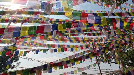 Todo-El-Cielo-Está-Cubierto-De-Banderas-De-Oración-Tibetanas-Contra-Un-Cielo-Azul