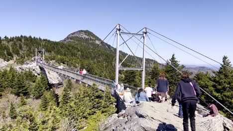 Touristen-überqueren-Die-Hängebrücke-Am-Grandfather-Mountain,-North-Carolina