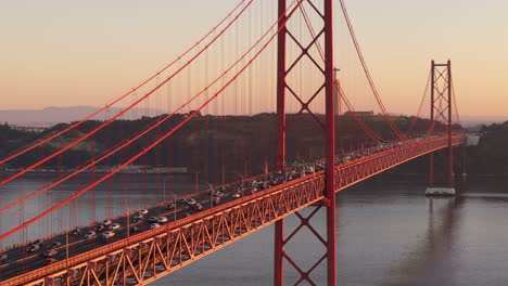 órbita-Aérea-De-Derecha-A-Izquierda-Alrededor-Del-Puente-Colgante-Naranja-Internacional-Y-La-Estatua-De-Christus-En-El-Fondo