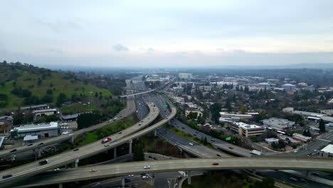 Drone-Aéreo-Vuela-Sobre-La-Intersección-De-La-Rotonda-De-La-Autopista,-Ciudad-De-La-Ciudad-Del-Horizonte-De-Walnut-Creek,-California,-En-La-Ladera-Americana