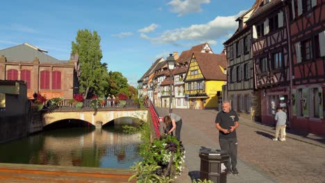 Canal-De-Agua-En-La-Petite-Venise-Entre-Coloridas-Casas-Con-Entramado-De-Madera-En-Un-Día-Soleado-En-Colmar-En-Otoño