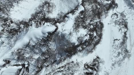 Draufsicht-über-Dem-Gipfel-Des-Japanischen-Myoko-Bergs,-Kamera-Fliegt-über-Schneebedeckte-Klippenkante