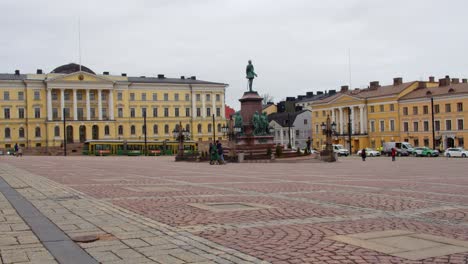 Die-Statue-Von-Alexander-II.-Steht-Stolz-Auf-Dem-Senatsplatz-In-Helsinki