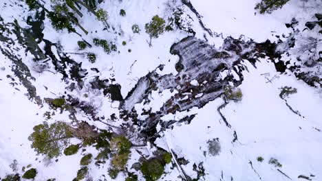 Vista-Aérea-De-Las-Cataratas-Del-águila-Inferior-En-Invierno,-Desierto-De-Desolación,-Parque-Estatal-Emerald-Bay