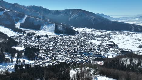 Luftaufnahme-Eines-Japanischen-Skigebietsdorfs-Im-Berg-Nozawaonsen-Mit-Einer-Drohne