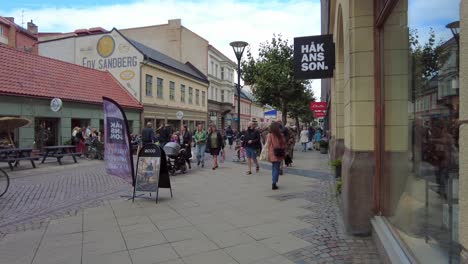 Menschen-Auf-Der-Straße---Triangeln-In-Malmö,-Schweden---Weitwinkelaufnahme