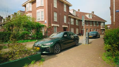 Un-Coche-Híbrido-Cubierto-De-Heces-De-Pájaros-Se-Encuentra-Junto-A-La-Animada-Calle-Meeuwenlaan-En-Amsterdam