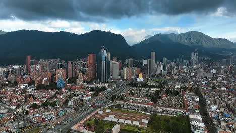 Aufnahme-Einer-Drohne-Im-Orbit-Der-Innenstadt-Von-Bogota,-Bewölkter-Tag-In-Kolumbien