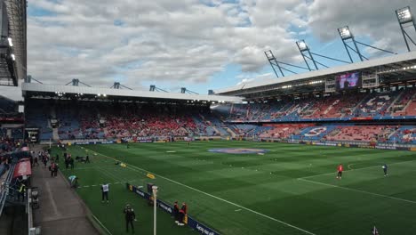 4K-Zeitraffer-Der-Stadionfüllung-Während-Eines-Profi-Fußballspiels-Im-Polnischen-Pokal