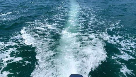 Spur-Auf-Dem-Wasser-Hinter-Dem-Schnell-Fahrenden-Motorboot-Goa-Indien
