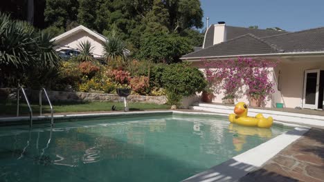 Privater-Swimmingpool-Mit-Aufblasbarer-Ente-In-Einem-Wunderschönen-Haus-Am-Stadtrand-Von-Kapstadt
