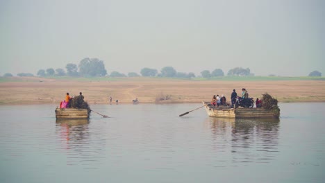 Dorfbewohner-Reisen-Mit-Holz-In-Traditionellen-Großen-Booten-Im-Chambal-Fluss-Der-Morena-Dholpur-Region-Von-Indien