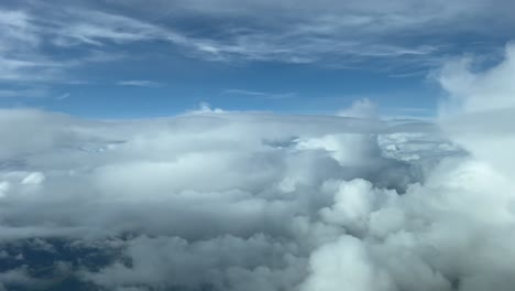 Piloten-POV-Fliegt-über-Einen-Turbulenten-Himmel,-Viele-Gewitterwolken-Voraus