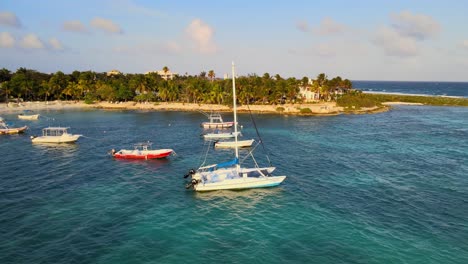 La-Costa-De-La-Playa-En-Akumal,-Quintana-Roo