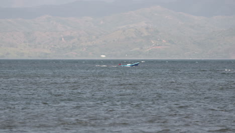 Toma-Estática-De-Un-Barco-Panga-Pasando-Por-La-Isla-Cebaco-Veraguas