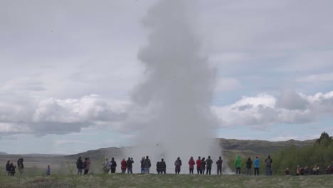 Tourists-gathered-at-Strokkur-geyser-Icelandic-hot-spring,-Geysir,-Iceland