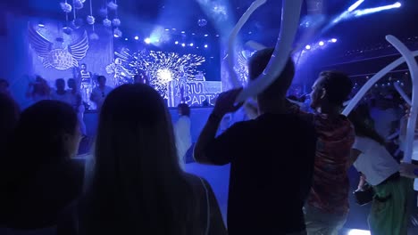 Menschenmenge-Hält-Luftballons-Und-Tanzt-Zu-Live-DJ-Musik-Unter-Leuchtenden-Clublichtern