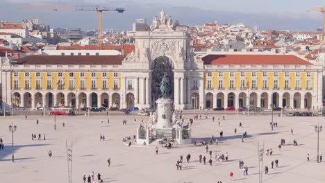 Triumphbogen-Und-Brunnen-Auf-Einem-Wunderschönen-Platz-Mit-Orange-gelben-Gebäuden-In-Lissabon,-Portugal