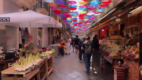 Vista-De-La-Calle-Gente-Caminando-Por-Calles-Coloridas-En-Catania,-Sicilia