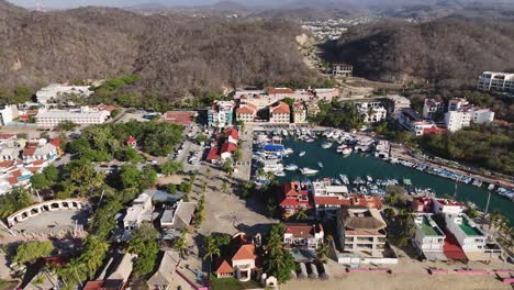 Panoramic-view-of-Santa-Cruz-Beach-in-Huatulco,-Oaxaca