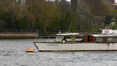 Boot-Segelt-Vorbei-An-Tramontana-Auf-Der-Themse-In-London,-Großbritannien