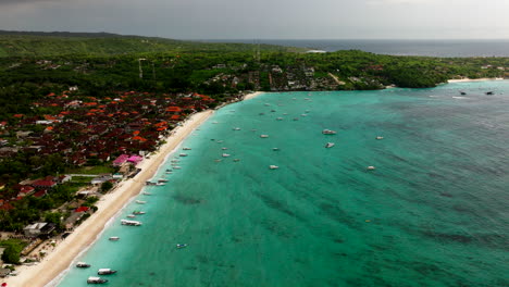 Playa-Jungutbatu-Y-Barcos-Flotando-En-El-Agua-Clara-En-Un-Día-Nublado-En-Nusa-Lembongan,-Nusa-Penida,-Bali,-Indonesia