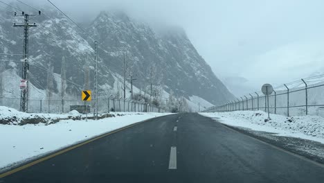 Fahreransicht-Von-Leeren-Autobahnen-Im-Winter-Mit-Nebliger-Berglandschaft-In-Der-Stadt-Skradu,-Pakistan