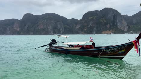 Barco-Tailandés-De-Cola-Larga-Anclado-En-Las-Costas-De-Las-Islas-Phi-Phi.