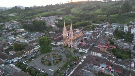 Iglesia-Y-Parque-Central-Del-Pueblo-Andino-De-Marsella-En-El-Departamento-De-Risaralda-En-El-Triángulo-Del-Café-Colombiano.