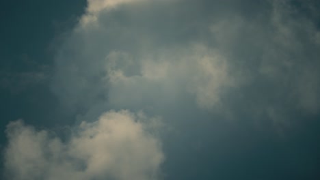 Ein-Sanfter-Zeitraffer-Eines-Farbenfrohen-Surfwolken-Videos-Mit-Blauem-Himmel-Und-6K-Auflösung