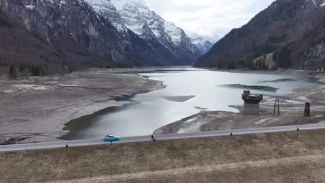 Autofahrt-Durch-Den-Alpensee-Klöntalersee,-Schweiz