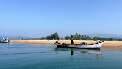 Boote-Mit-Touristen-Am-Rajbagh-Strand-An-Einem-Sonnigen-Tag-Goa-Indien-4k