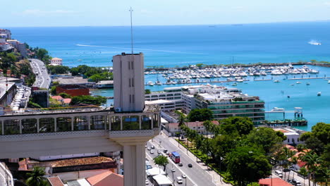 Luftaufnahme-Des-Elevador-Lacerda,-Der-Umgebenden-Stadt-Und-Dem-Meer-Im-Hintergrund,-Salvador,-Bahia,-Brasilien