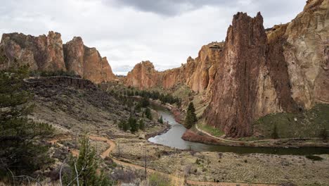 Lapso-De-Tiempo-Del-Parque-Estatal-Smith-Rock-En-Oregon-Con-Excursionistas-Y-Escaladores-|-4k