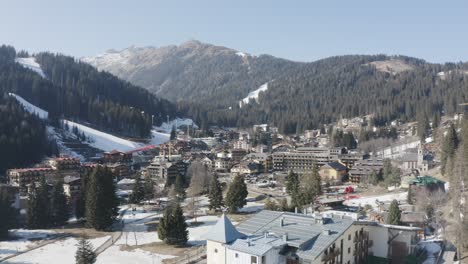 Vista-Primaveral-De-Drones-De-La-Estación-De-Esquí-Madonna-Di-Campiglio-Valle-Alpino-De-Los-Dolomitas-Italianos,