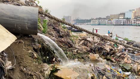 Aguas-Residuales-Contaminación-Del-Agua-Del-Río-Contaminación-Ambiental-Buriganga-Bangladesh