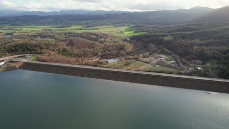 über-Dem-Wasser:-Fantastischer-Blick-Aus-Der-Luft-Auf-Den-See-Und-Den-Staudamm-Von-Montedoglio