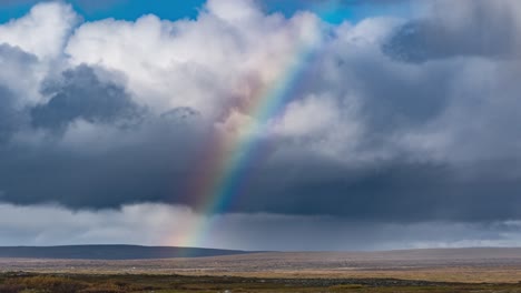 Leuchtend-Bunter-Regenbogen-Im-Stürmischen-Himmel-über-Der-öden-Tundralandschaft