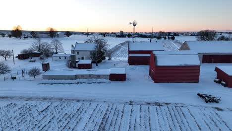 Granja-Americana-Cubierta-De-Nieve-Durante-El-Amanecer-De-Invierno